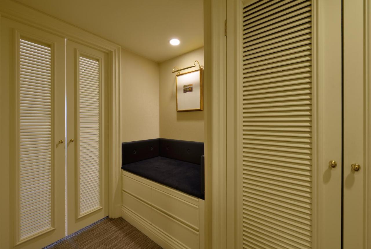 The Sherwood Taipeh Exterior foto A louvered door